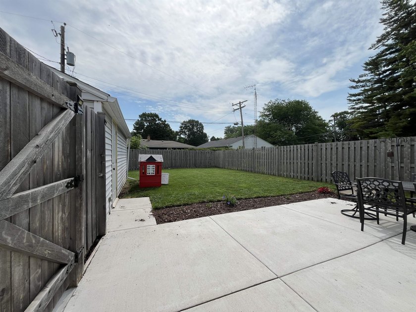Beautifully updated and move-in ready, this charming 2 bed, 1 - photo 8