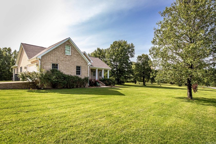 This is a beautiful 3 bedroom, 2 bath home located only a few - photo 8