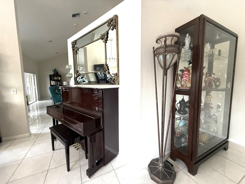 Delightful well-maintained, low HOA, Mediterranean-inspired - photo 16
