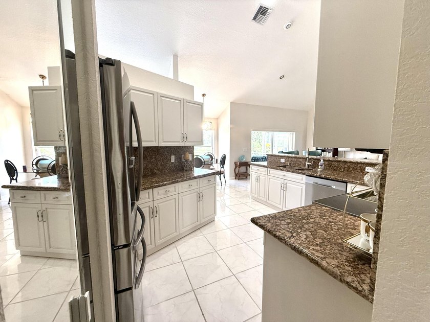 Delightful well-maintained, low HOA, Mediterranean-inspired - photo 17