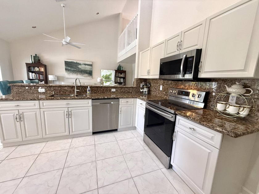 Delightful well-maintained, low HOA, Mediterranean-inspired - photo 19
