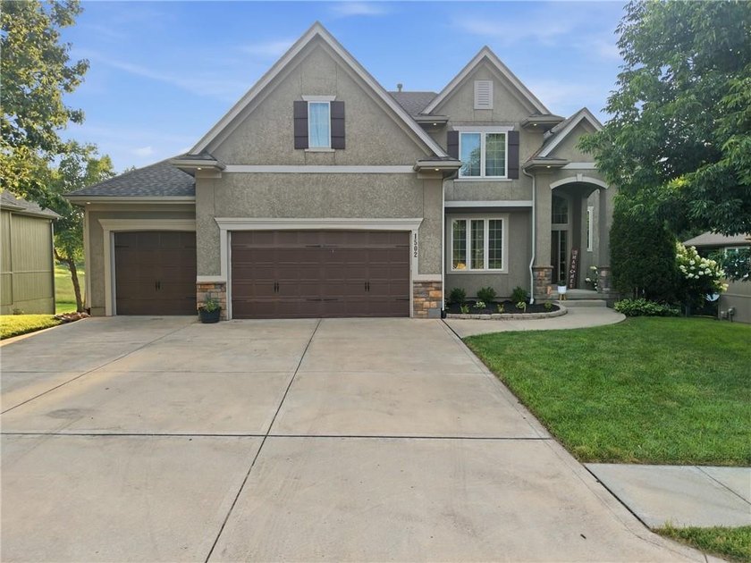 Welcome to 1502 Cross Creek Drive in the highly sought after - photo 2