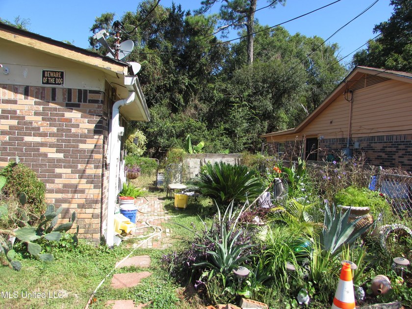 Affordable 4bdrm, 1bth brick home. No flood zone. Needs TLC - photo 2