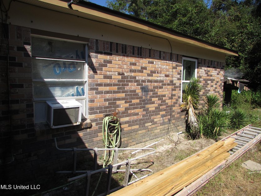 Affordable 4bdrm, 1bth brick home. No flood zone. Needs TLC - photo 4