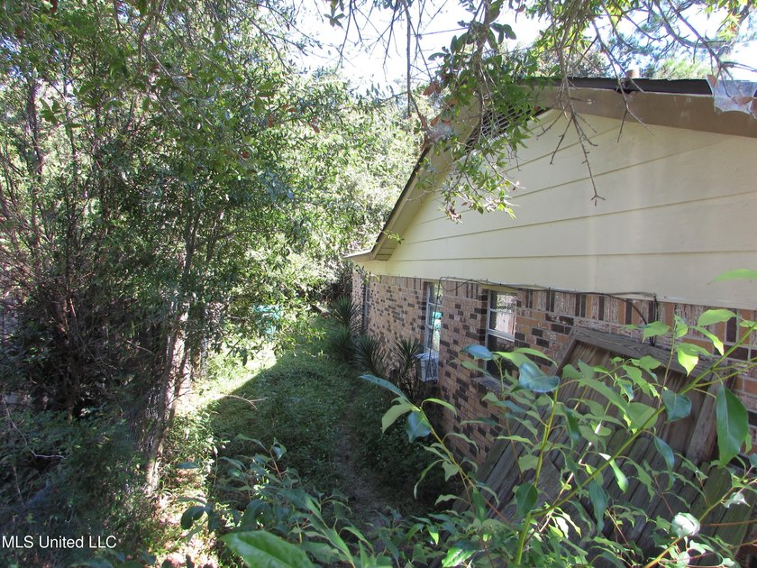 Affordable 4bdrm, 1bth brick home. No flood zone. Needs TLC - photo 5