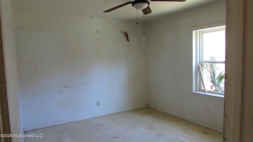 Affordable 4bdrm, 1bth brick home. No flood zone. Needs TLC - photo 6