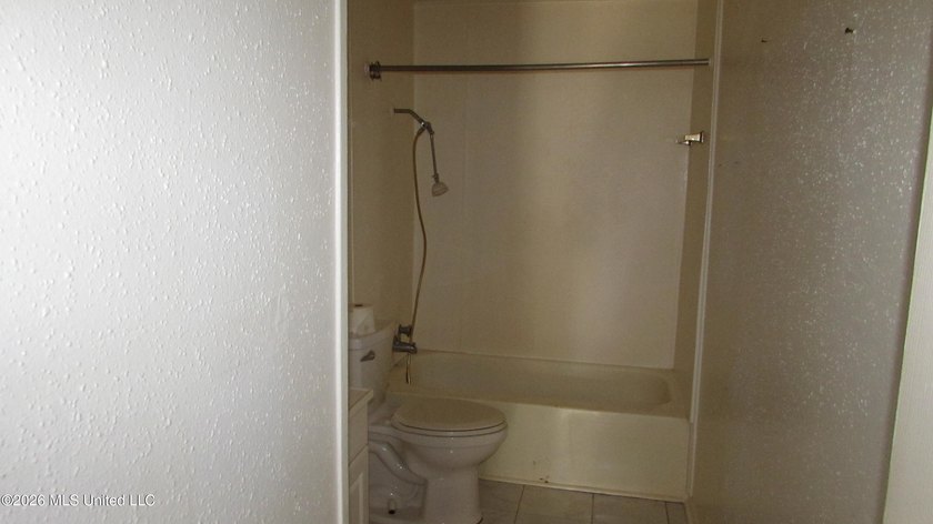 Affordable 4bdrm, 1bth brick home. No flood zone. Needs TLC - photo 7