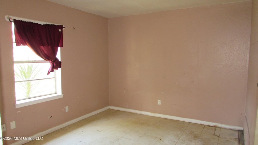 Affordable 4bdrm, 1bth brick home. No flood zone. Needs TLC - photo 8