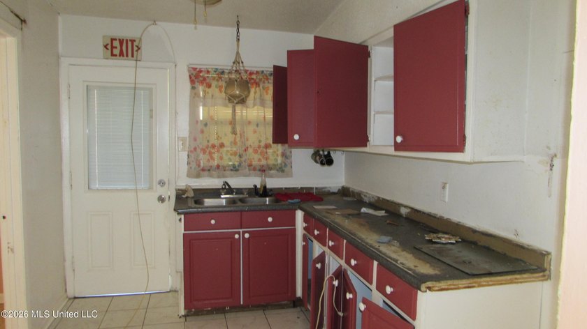 Affordable 4bdrm, 1bth brick home. No flood zone. Needs TLC - photo 10