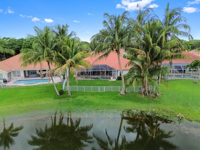 Welcome to this beautifully maintained pool &amp; lakefront home - photo 6
