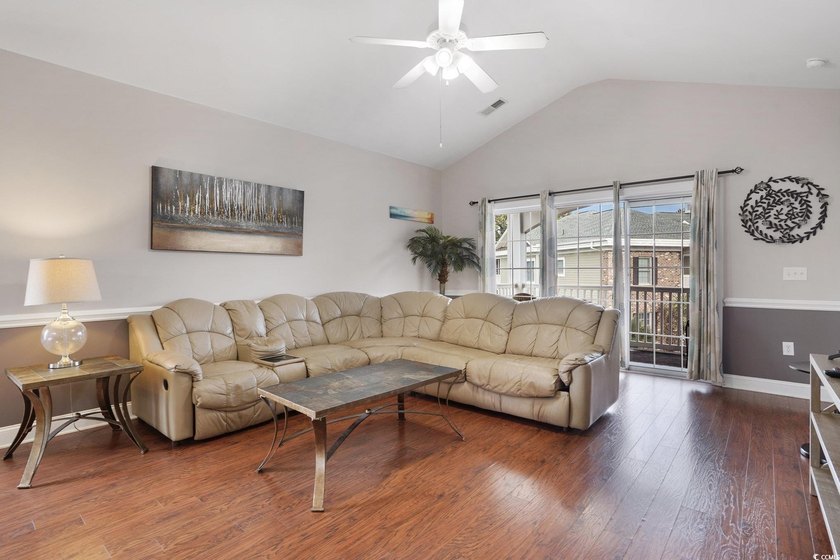 This beautiful top floor End Unit Condo Features, 3 bedroom, 2 - photo 5