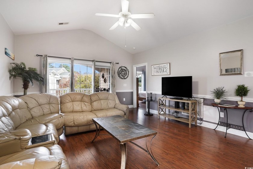 This beautiful top floor End Unit Condo Features, 3 bedroom, 2 - photo 6
