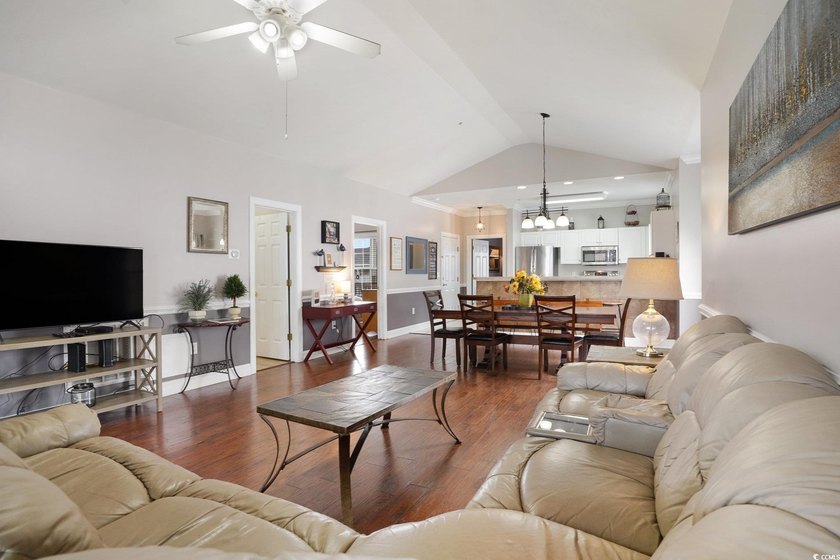 This beautiful top floor End Unit Condo Features, 3 bedroom, 2 - photo 7