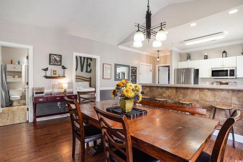 This beautiful top floor End Unit Condo Features, 3 bedroom, 2 - photo 10