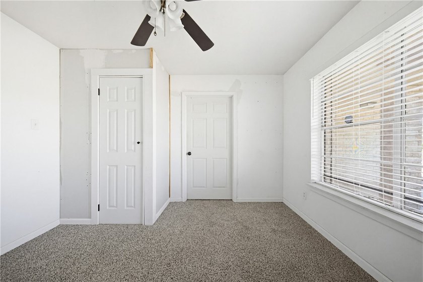 Welcome to this beautifully maintained 4-bedroom, 2-bath, 1-car - photo 13