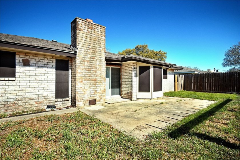 Welcome to this beautifully maintained 4-bedroom, 2-bath, 1-car - photo 17
