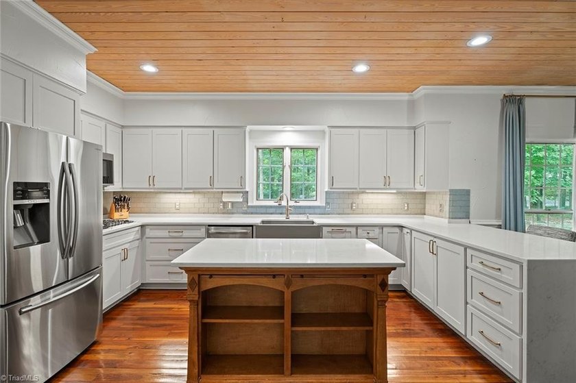 Charming Colonial on a picturesque .83-acre corner lot across - photo 3