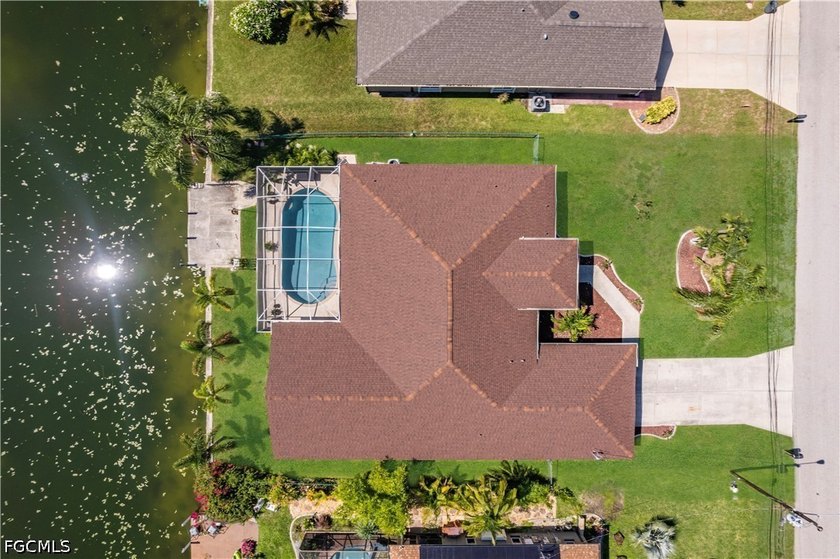 Welcome to this beautifully updated 4-bedroom plus den, 2.5-bath - photo 4