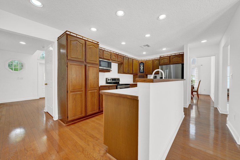 LAKEFRONT - 4 BD, 2.5BA w/Impact Glass, fresh paint, AC's ('21) - photo 18