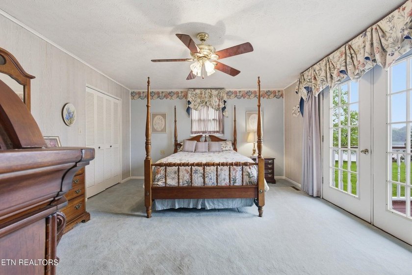 Lakefront Home with Private Dock, Boat Ramp, Sunroom &amp; peaceful - photo 19