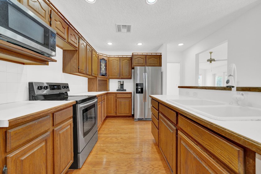 LAKEFRONT - 4 BD, 2.5BA w/Impact Glass, fresh paint, AC's ('21) - photo 21