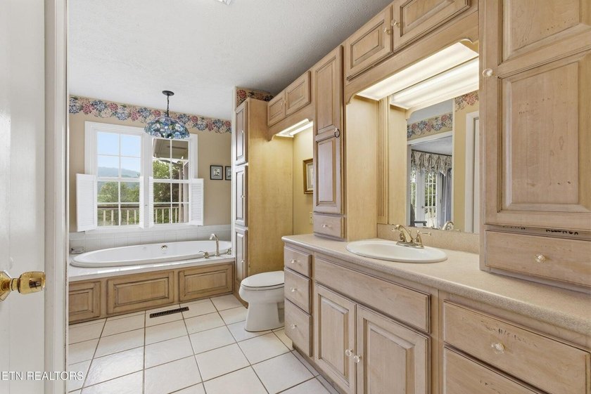 Lakefront Home with Private Dock, Boat Ramp, Sunroom &amp; peaceful - photo 23