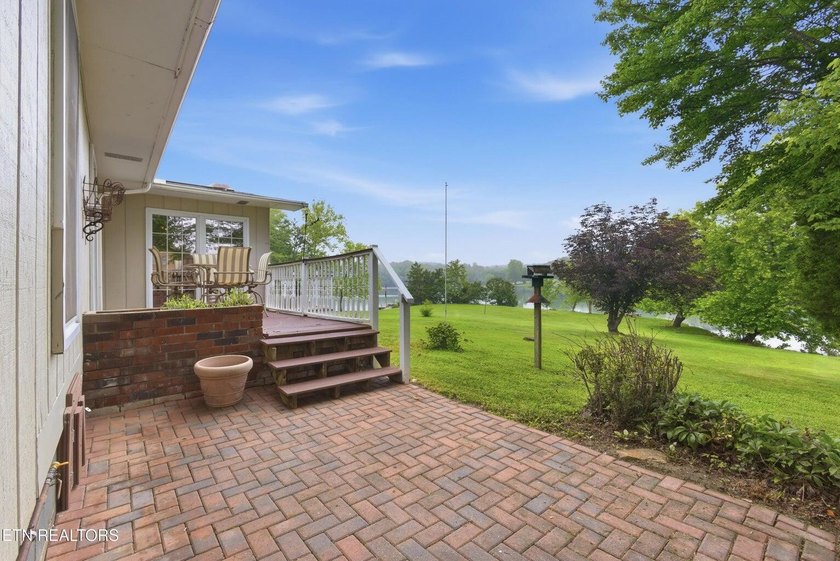 Lakefront Home with Private Dock, Boat Ramp, Sunroom &amp; peaceful - photo 38