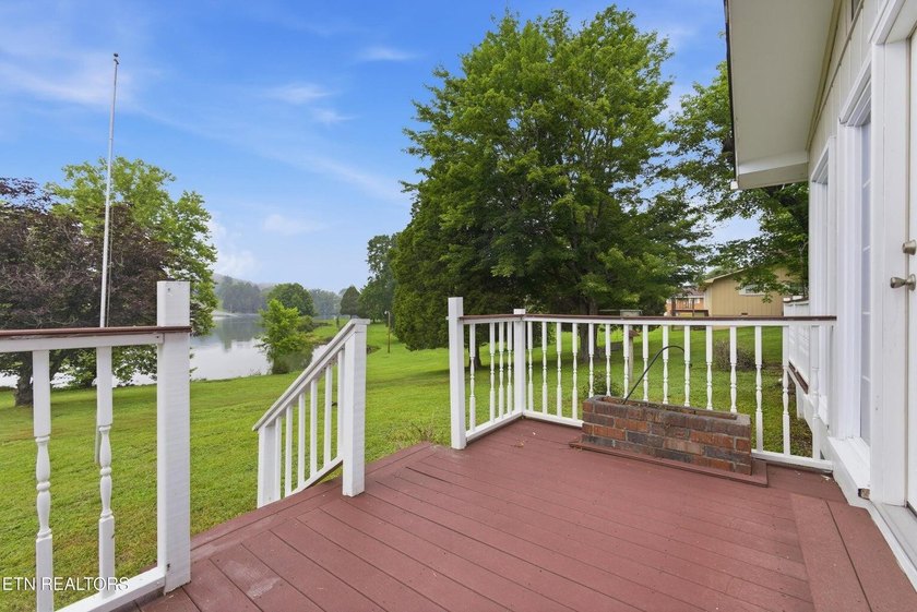 Lakefront Home with Private Dock, Boat Ramp, Sunroom &amp; peaceful - photo 39