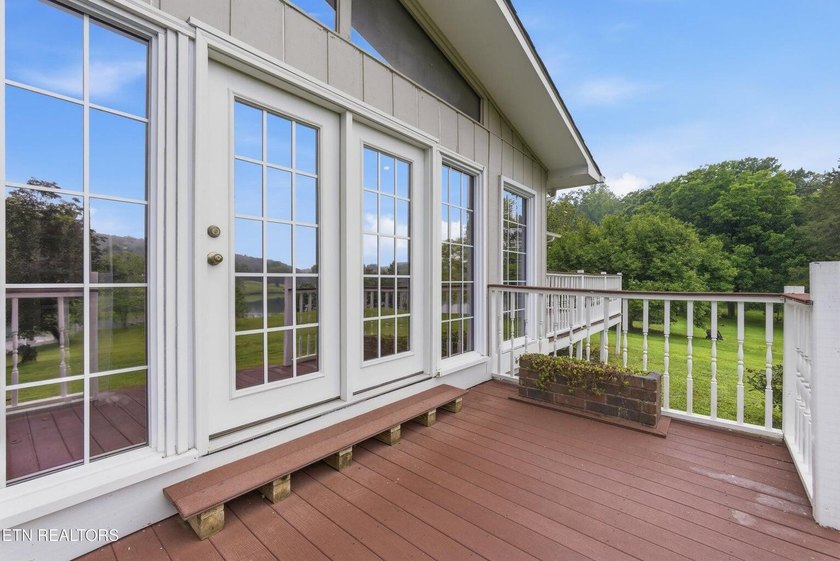 Lakefront Home with Private Dock, Boat Ramp, Sunroom &amp; peaceful - photo 40