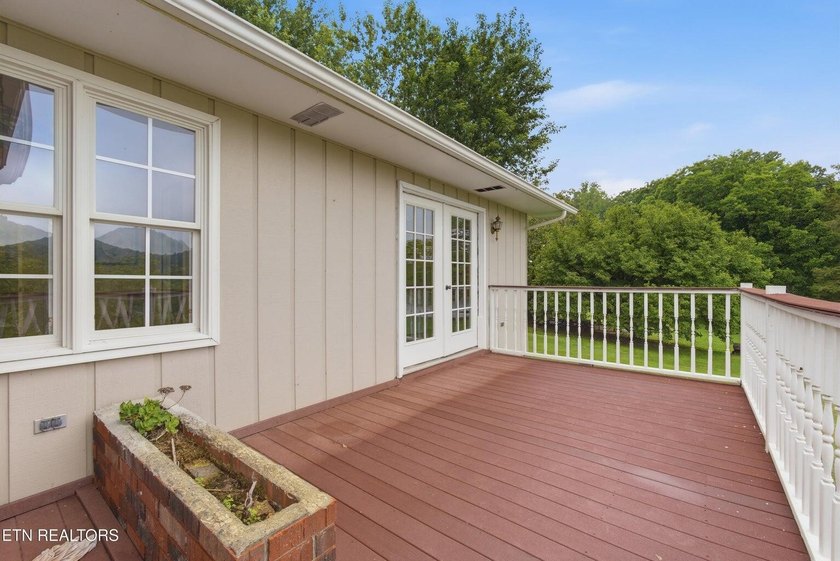 Lakefront Home with Private Dock, Boat Ramp, Sunroom &amp; peaceful - photo 46