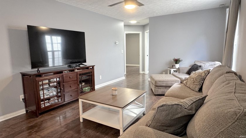 Welcome home to this beautifully maintained 3-bedroom, 2-bath - photo 3