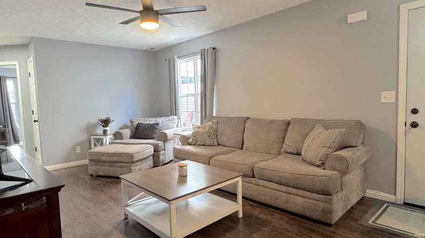 Welcome home to this beautifully maintained 3-bedroom, 2-bath - photo 4