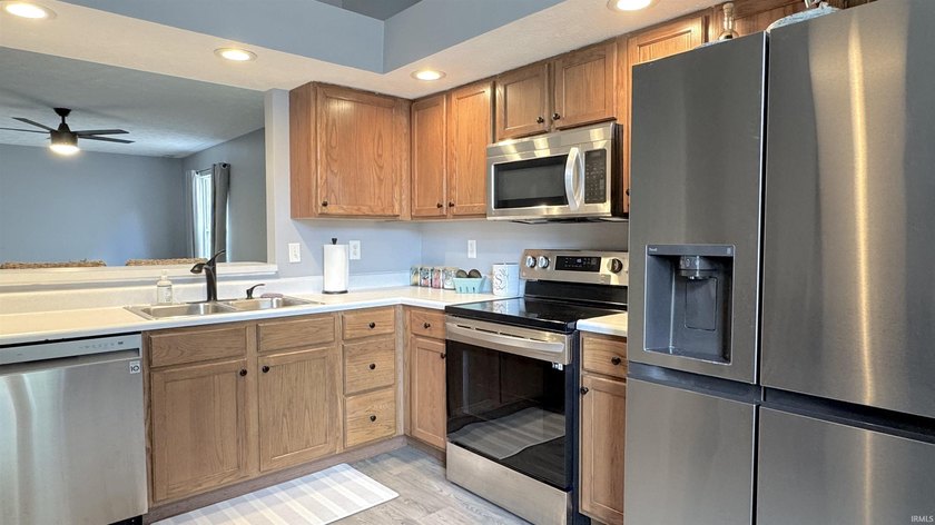 Welcome home to this beautifully maintained 3-bedroom, 2-bath - photo 8