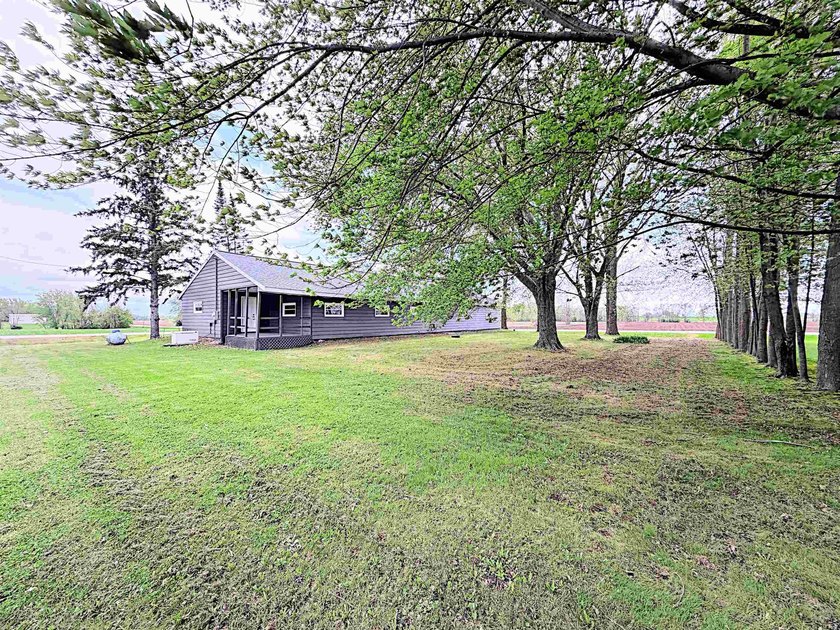 Completely updated sprawling 4 bedroom 2 bath ranch in the - photo 2