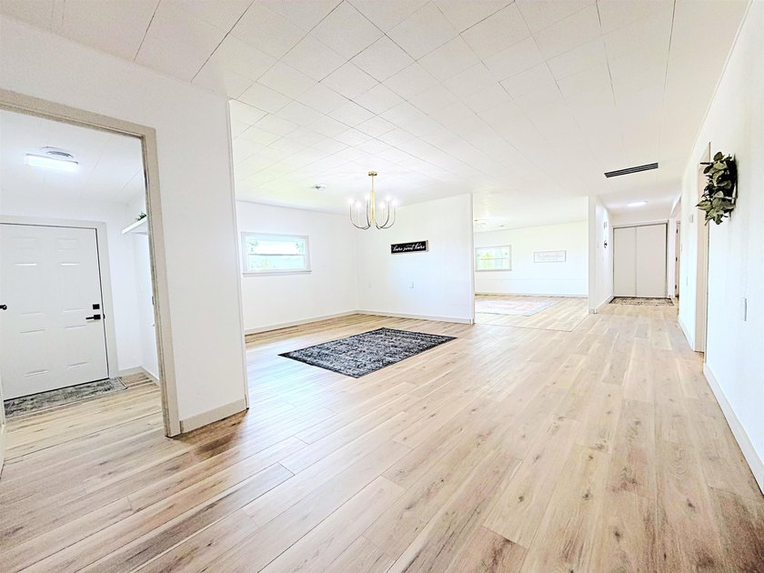 Completely updated sprawling 4 bedroom 2 bath ranch in the - photo 4