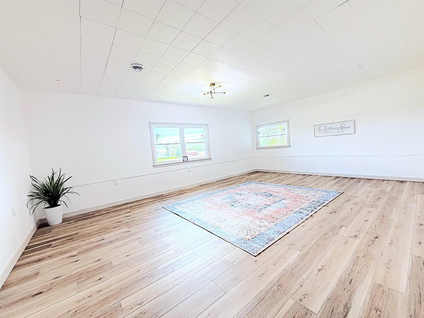 Completely updated sprawling 4 bedroom 2 bath ranch in the - photo 7