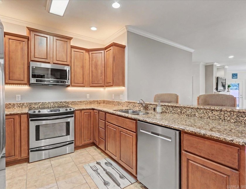 Enjoy Lake Hamilton living in this furnished 2-bedroom, 2-bath - photo 8