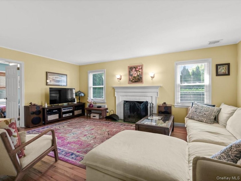 Immaculately maintained and full of timeless charm, this lovely - photo 4