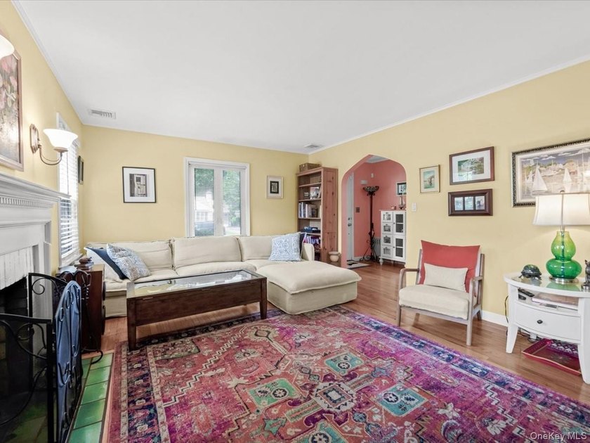 Immaculately maintained and full of timeless charm, this lovely - photo 6