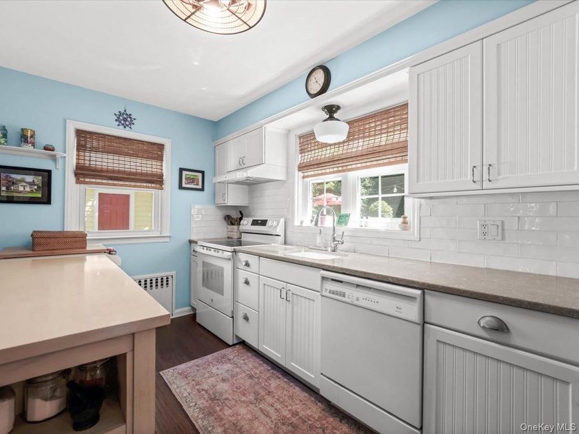 Immaculately maintained and full of timeless charm, this lovely - photo 9
