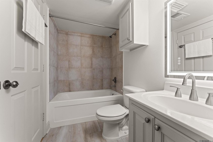 UNIT 404 - BEAUTIFUL 2 BEDROOM RENOVATED UNIT. DOWNTOWN LIVING - photo 12