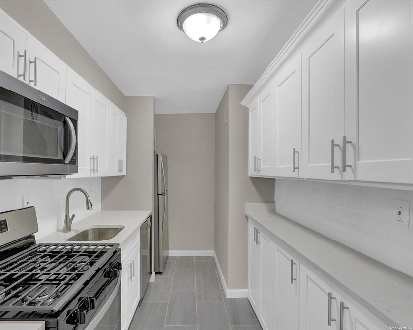 Beautiful co-op style apartment full renovated with new kitchen - photo 12