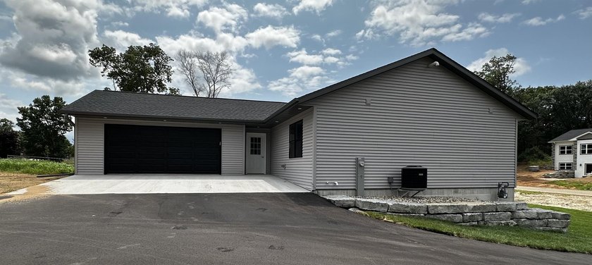 Exceptional New construction built with comfort, convenience and - photo 2