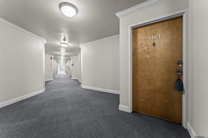 UNIT 404 - BEAUTIFUL 2 BEDROOM RENOVATED UNIT. DOWNTOWN LIVING - photo 13