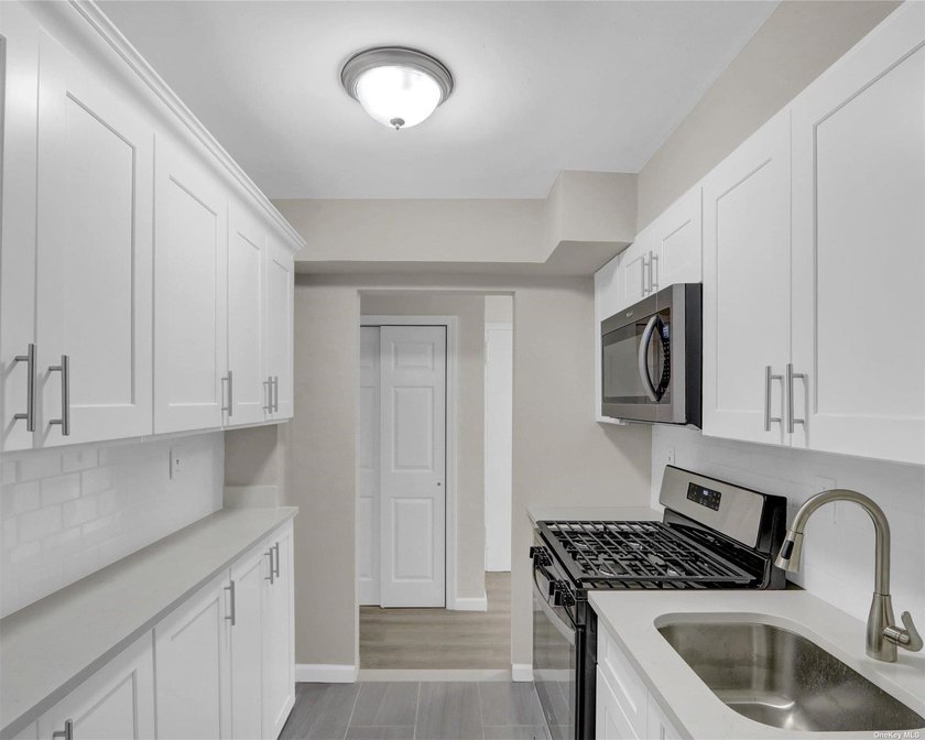 Beautiful co-op style apartment full renovated with new kitchen - photo 13