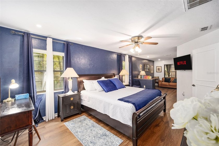 Welcome to Villa Maria, a beautifully renovated 3-bedroom, 2 - photo 3