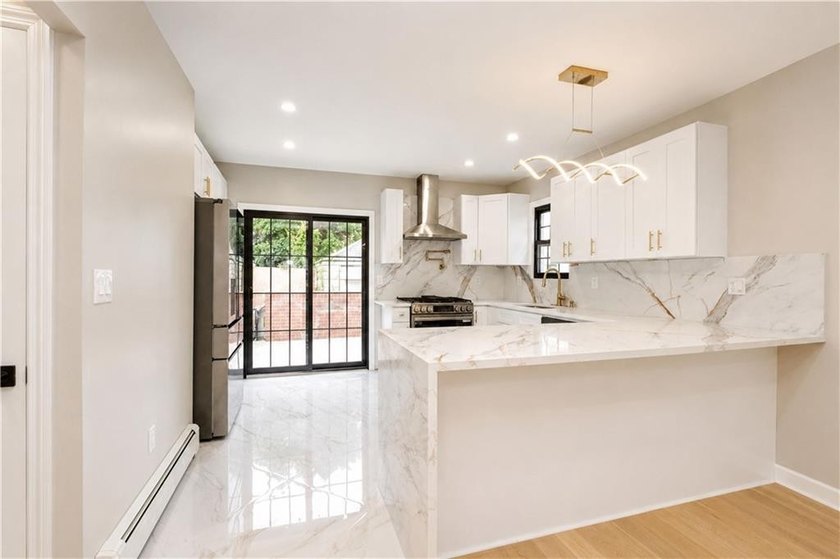 Beautifully renovated 3-bedroom, 3-bathroom home in desirable - photo 11