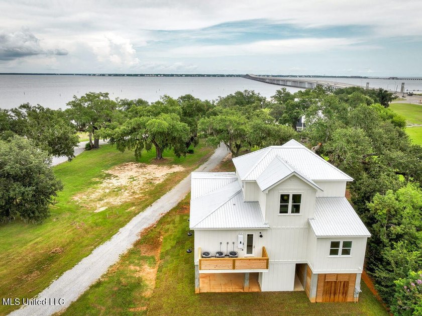 Stunning waterfront property with beautiful views of the Bay of - photo 52