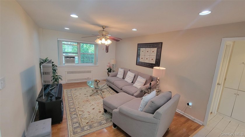 Welcome to this Garden style coop 3-story-brick building in the - photo 7