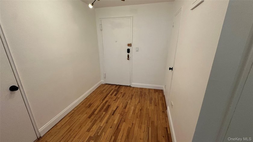 Immediately Available - Spacious Junior 4 Co-op Apartment for - photo 11
